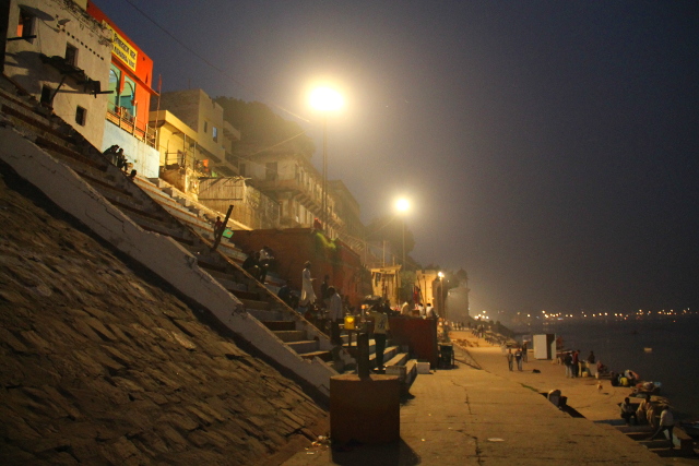 Nishad Raj Ghat on samannimisen kuninkaan rakennuttama kohta Gangesin varrella.