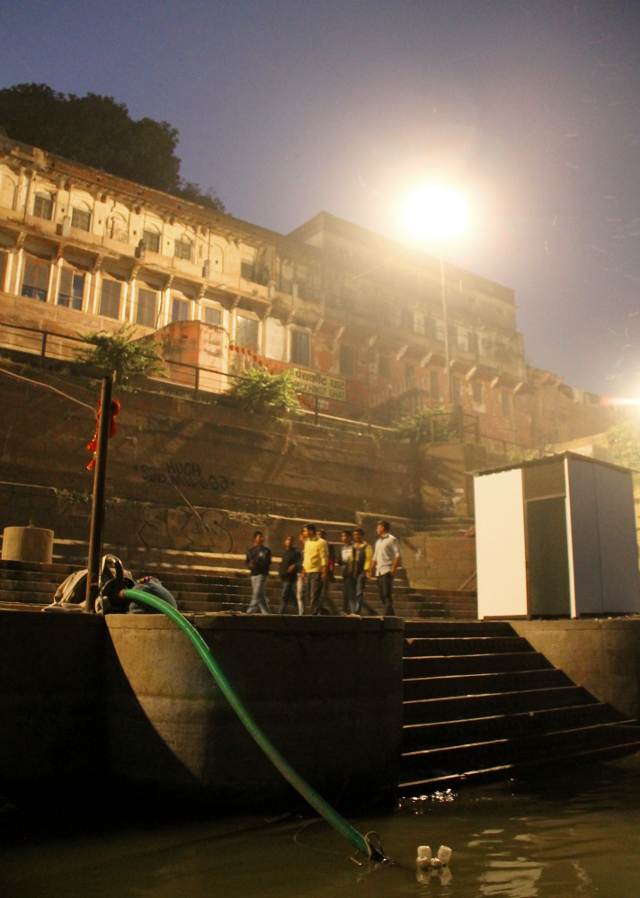 Panchakot on yksi monista Gangesissa kylpemiseen tarkoitetuista ghateista. Sen rakensi kuningas Panchakota 1800-luvun loppupuolella. Tässä näkee miten iltaisin varsinkin Varanasissa kulki vain miehiä. 