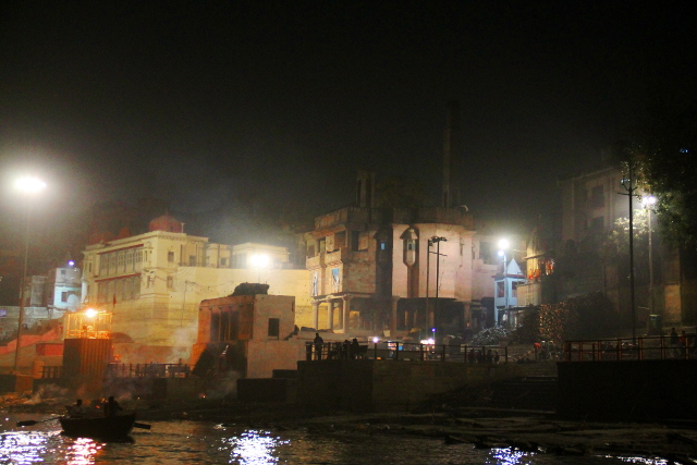 Harischandra Ghatilla on myös iso kaasukäyttöinen polttohautausrakennus, jossa krematoidaan mm. sadhut, raskaana olleet naiset, pienen lapset ja kobran puremaan kuolleet ihmiset. He eivät kai tarvitse pyhää tulta polttamiseen ollessaan muutenkin puhtaita.