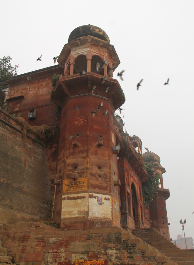 punainen-torni-varanasissa