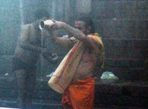 Peseytymisrituaalia Gangesin aamusumussa.