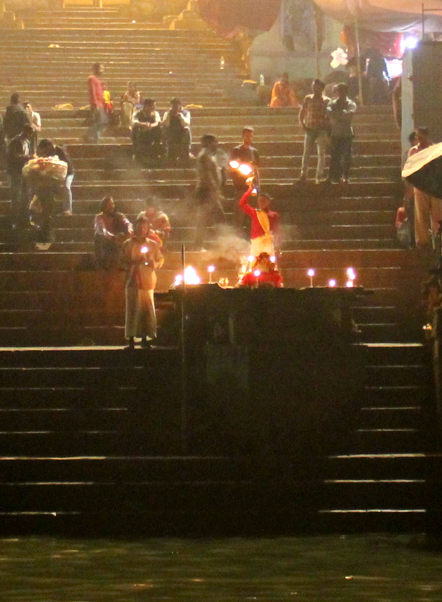 Pienempi pyhittelypaikka itse toimessa.