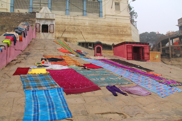 Pyykin kuivausta Varanasin rannalla. 