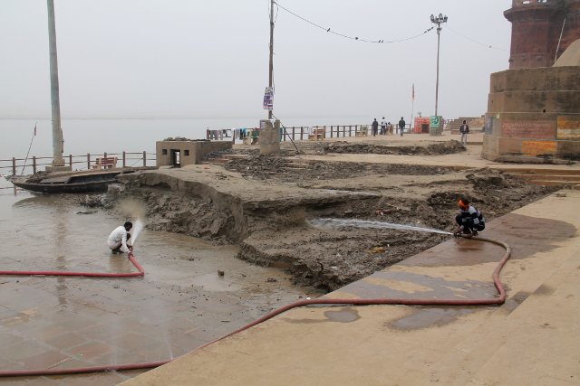 Sedimentin hajottamista vesisuihkuilla. 
