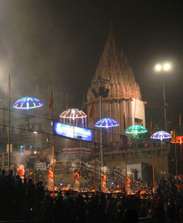 Dashashwamedh ghatilla on jokailtaiset palvontamenot muunmuassa Shiva-jumalalle ja Ganges-joelle.