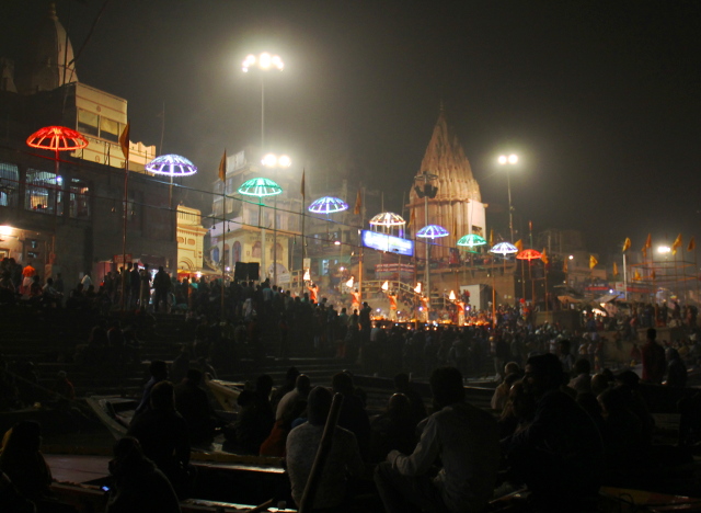 Seremoniaa seurataan sekä maalta rannalta että veneistä.