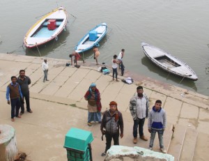 Ukot tuijottamassa kun laskeuduin rappusia.