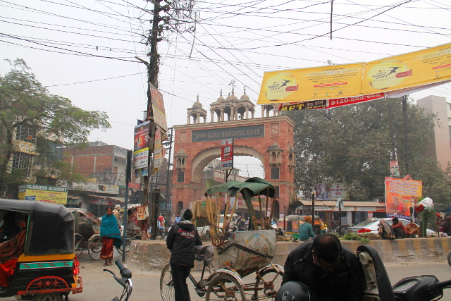 varanasin-liikennetta-ja-iso-portti