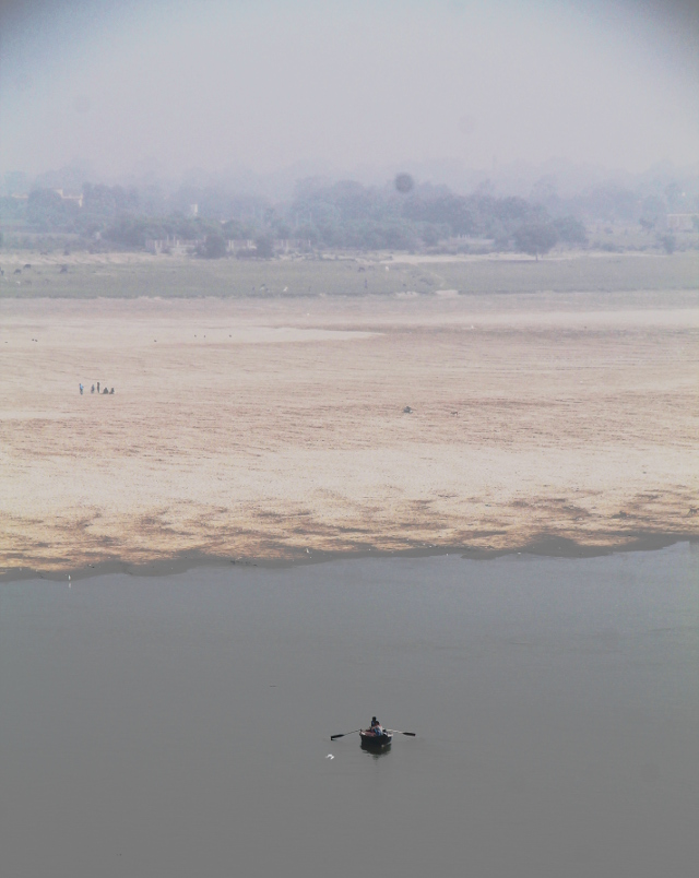 Gangesin vastaranta ja soutelija. 