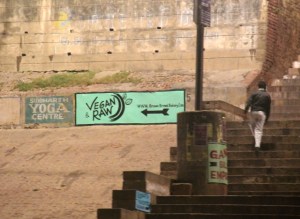 Nämä Vegan & Rawn seinämaalausmainokset eivät onnistuneet johdattamaan minua perille. 