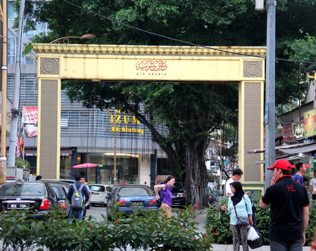 Bukit Bintangissa oli aika paljon lähi-itäläisiä ravintoloita ja kauppoja, ja näkyi tämmöinen Ain Arabia -kadun porttikin. 