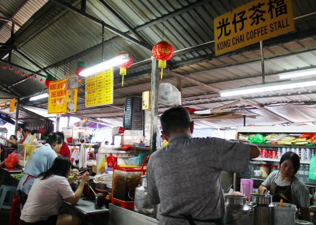 Ruokakojualue Chinatownissa. Tuolta yritin etsiä kasvistiskiä. 