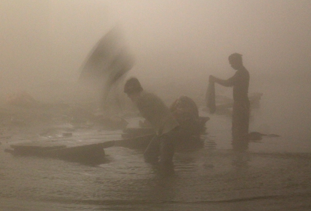 Pyykkärit eli dhobi wallahit työssään aamukuudelta. 