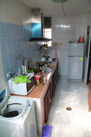 Chiang Main keittiössämme oli pesukone. Muualla maailmassa taitaa olla yleisempää, että pesukone on keittiössä kylpyhuoneen sijaan. Thaimaassa on myös yleistä, että pesukone on ulkosalla. 