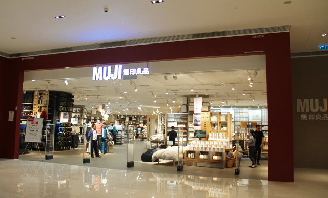 Muji on tykkäämäni japanilainen ketju, joka myy kaupoissaan ympäri maailman tuotteita, joissa ei näy logoja. 