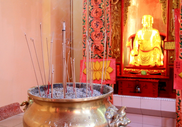 Suitsukkeita kiinalaistemppelissä. 