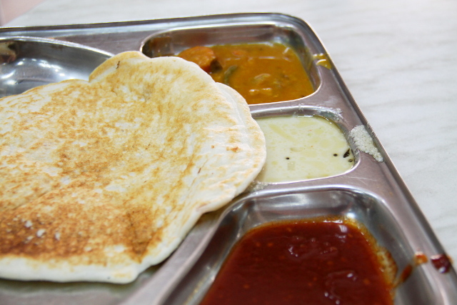 Hindutemppeliä vastapäätä oli intialainen ravintola Green Life ja siellä söin uttapamin. 