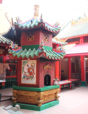 Uuni kiinalaistemppelissä Kuala Lumpurin laajassa Chinatownissa. 