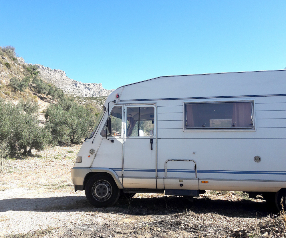 matkailuauto Espanjassa kivisessä maisemassa
